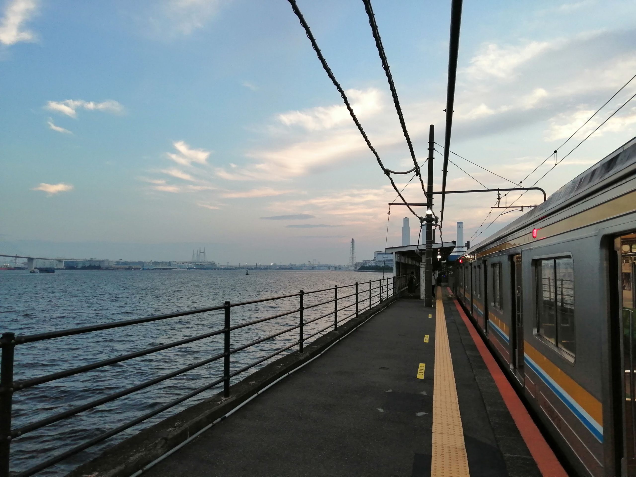 【海の見える駅】神奈川県の「海芝浦駅」は徒歩０分で海！