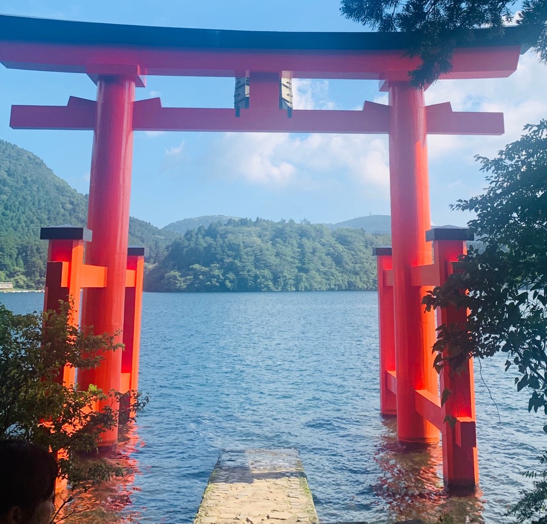 フォトジェニックな撮影スポット「箱根神社」